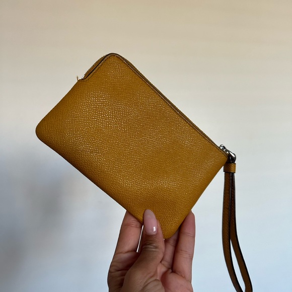 Coach wristlet in mustard colour - Picture 4 of 8